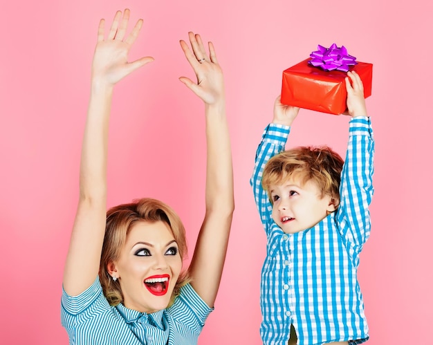 Un fils heureux donne à sa mère un cadeau pour la fête des mères, un anniversaire de vacances en famille