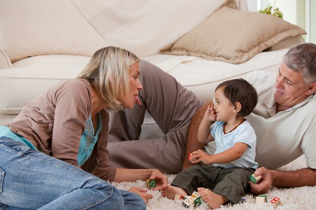 Fils jouant avec ses parents