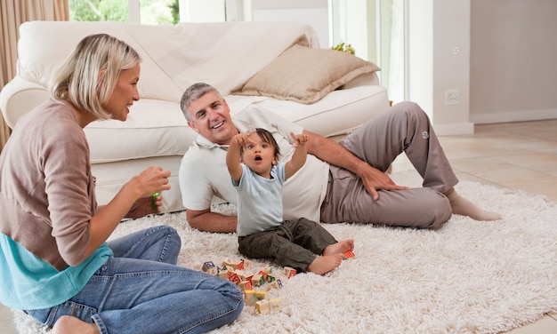 Fils jouant avec ses parents