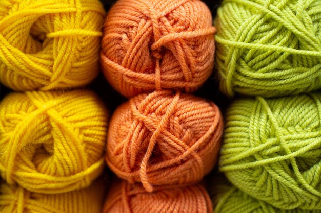 Fils de laine multicolores jaune orange vert anis en pelotes pour tricot et fait main