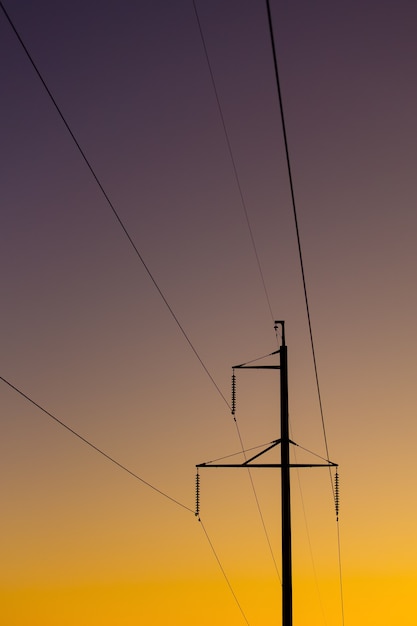 Photo fils sur les lignes électriques entrant dans le coucher du soleil