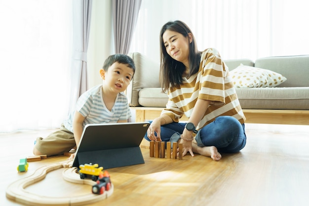 Le fils et la mère jouent à des jouets ensemble Améliorer le développement de l'apprentissage Montrez l'amour dans la famille