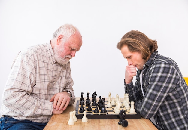 Photo fils et père jouant aux échecs