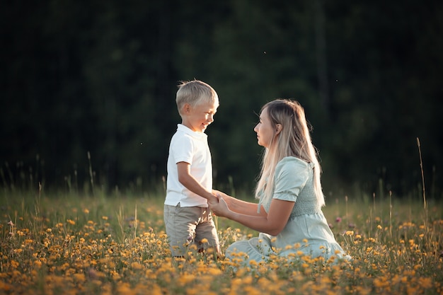 Photo fils avec sa mère en été se promène sur le terrain