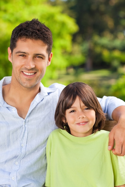 Fils avec son père sur le banc