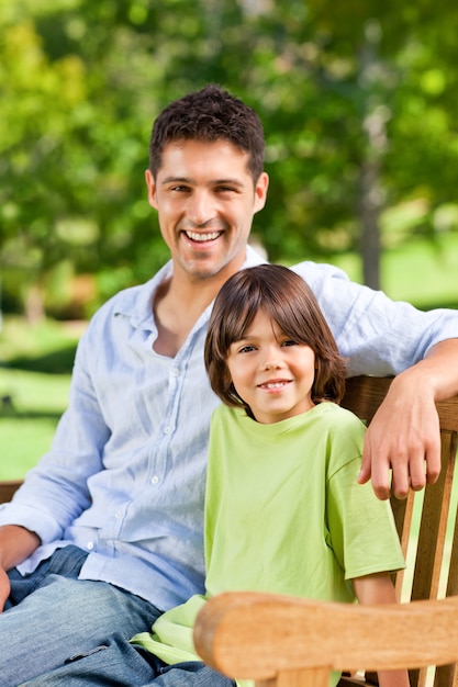 Fils avec son père sur le banc