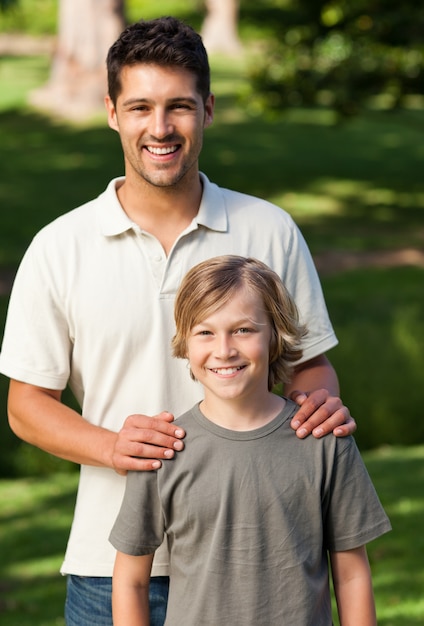 Fils et son père dans le parc