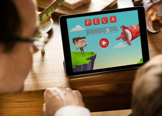 Fils utilisant une tablette E-learning Game Education at Home