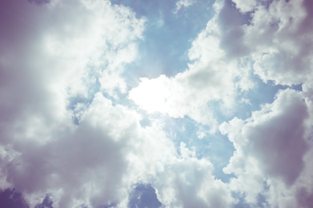 Photo filtre vintage; beau ciel bleu avec un rayon de soleil avec nuageux