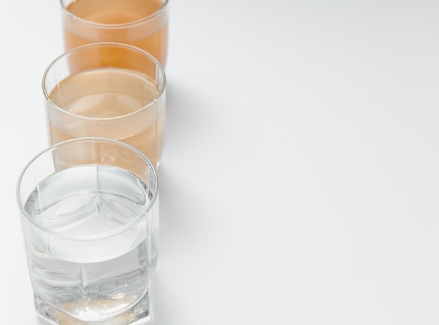 Filtres à eau Concept de trois verres sur fond blanc Système de filtration domestique