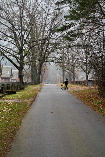 Fin d'automne dans le village Jour nuageux brumeux