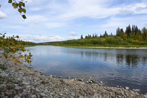 La fin de l'été sur le fleuve de l'Oural subpolaire