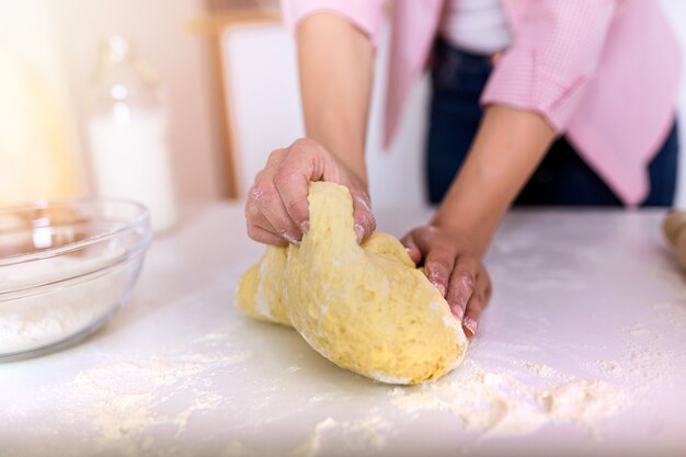 Fin, haut, femme, boulanger, mains, pétrissage, pâte, confection, pain