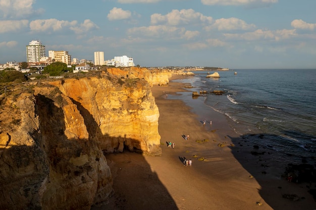 Fin de journée à la plage de Careanos dans la ville de Portimao