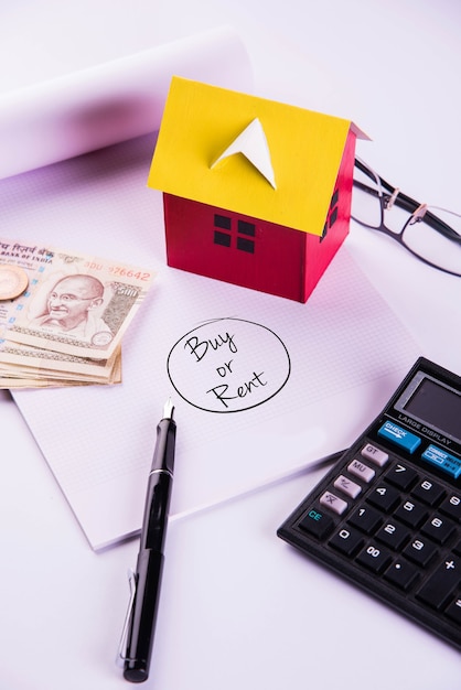 Financement et prêt ou achat de logement en Inde - Concept montrant un modèle de maison 3D, des billets de banque indiens et une calculatrice, etc.