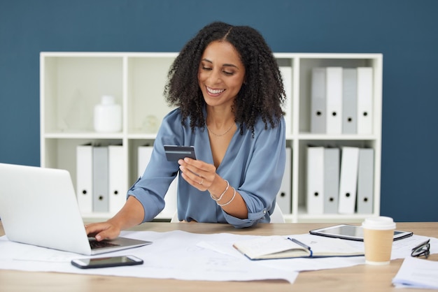 Financer un ordinateur portable ou une femme noire avec une carte de crédit dans un immeuble de bureaux pour des données financières ou un paiement numérique