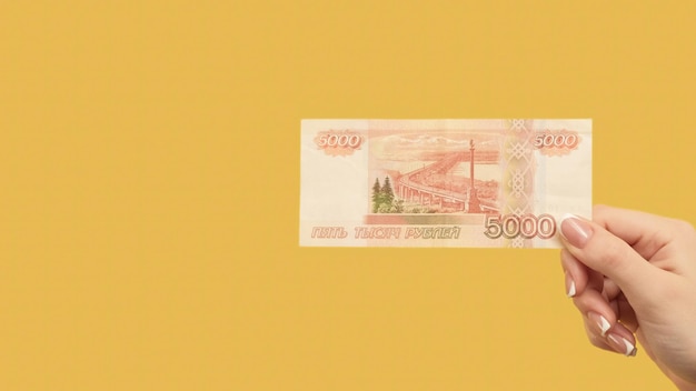 Financer le prêt d'argent déposer les gestes de la main en roubles