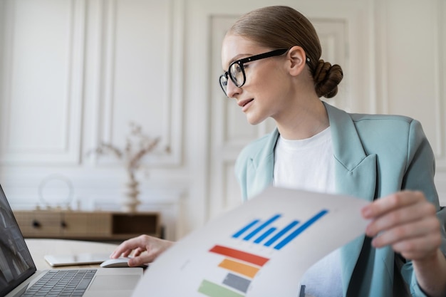 Financier féminin avec des lunettes de travail au bureau