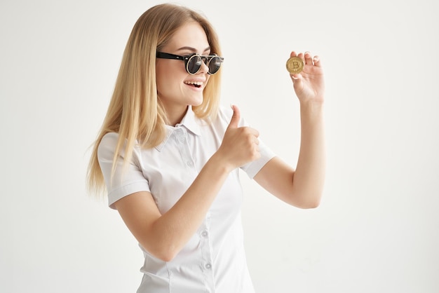 Financier lunettes de soleil bitcoin crypto-monnaie dans les mains fond isolé