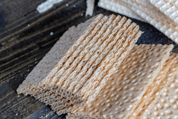 De fines gaufres croustillantes à base d'œufs de farine de blé et de sucre Les gaufres de blé fines sont un type de biscuits secs utilisés pour préparer divers plats