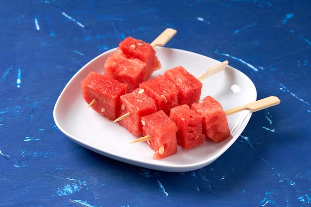 Finger food sticks avec des cubes de pastèque