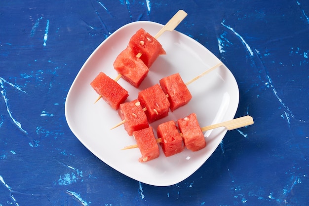 Finger food sticks avec des cubes de pastèque