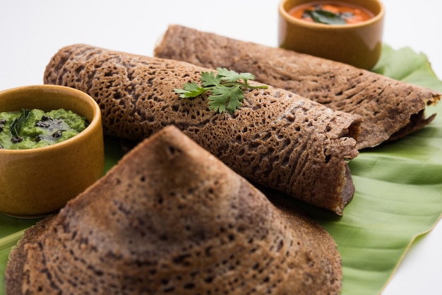 Finger Millet orÃ‚Â Ragi DosaÃ‚Â est un petit-déjeuner indien sain servi avec du chutney, en forme de rouleau, plat ou conique