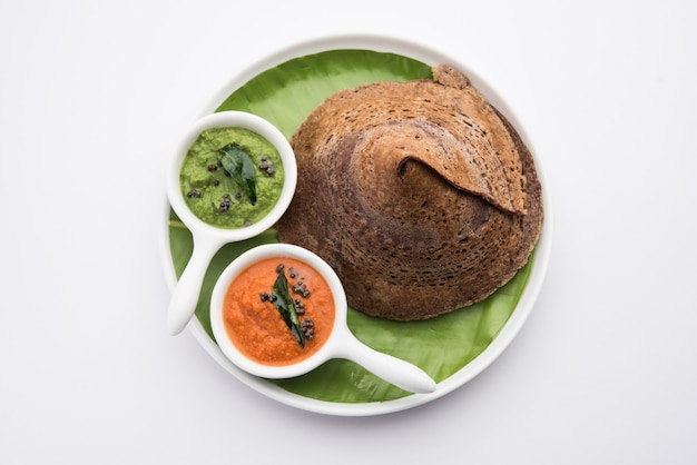 Finger Millet orÃ‚Â Ragi DosaÃ‚Â est un petit-déjeuner indien sain servi avec du chutney, en forme de rouleau, plat ou conique