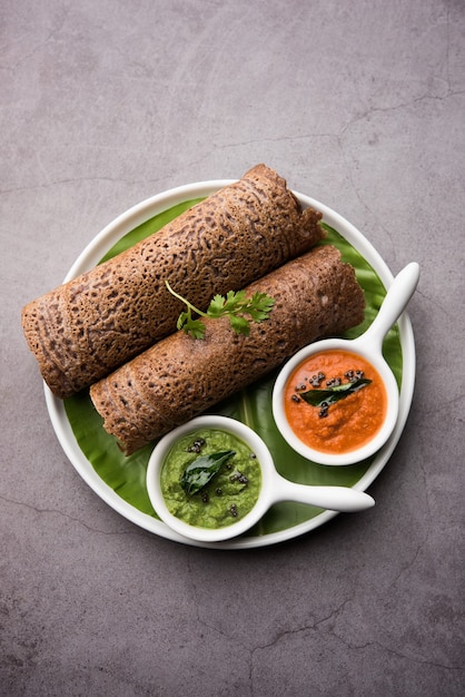 Finger Millet Orã‚â Ragi Dosaã‚â Est Un Petit-déjeuner Indien Sain Servi Avec Du Chutney, En Forme De Rouleau, Plat Ou Conique