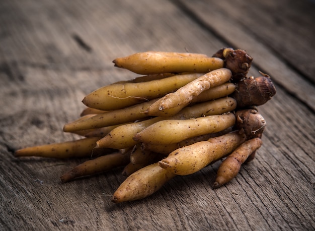 Fingerroot herb sur table en bois