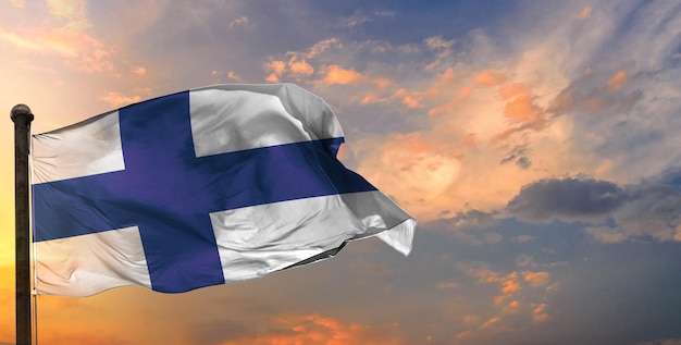 Photo la finlande agitant le drapeau et le fond du ciel.