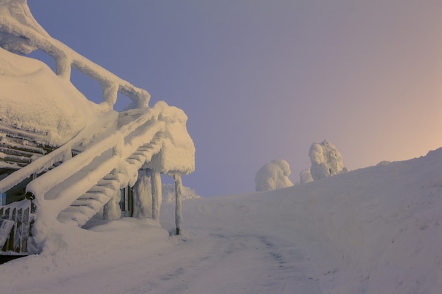 Finlande. Maison avec un escalier après une tempête de neige. Aube