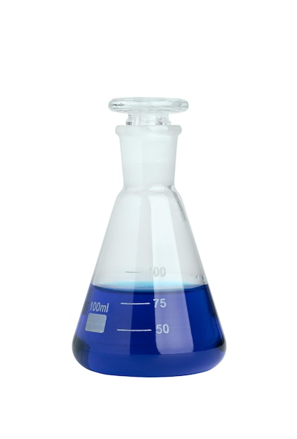 Fiole sonique avec un réactif bleu isolé sur fond blanc le concept de recherche scientifique en biologie et médecine