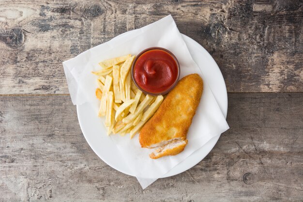 Fish and chips britannique traditionnel sur table en bois