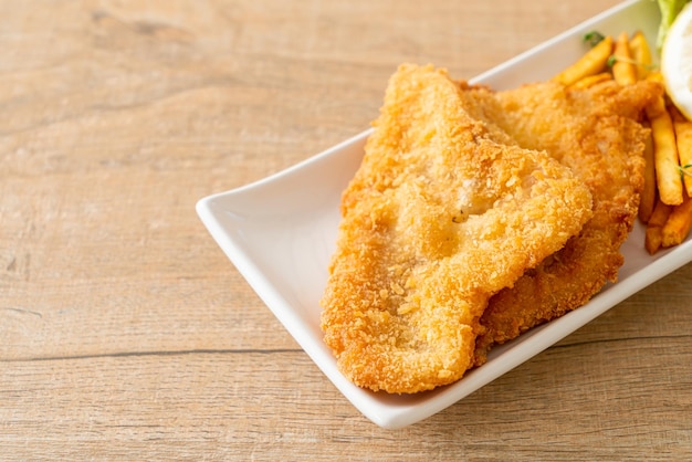 Fish and chips filet de poisson frit avec pommes chips