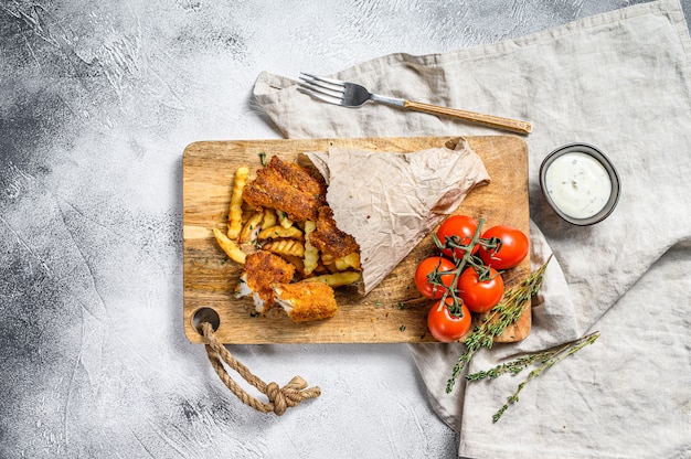 Fish and chips, frites et filet de morue frit dans la chapelure.