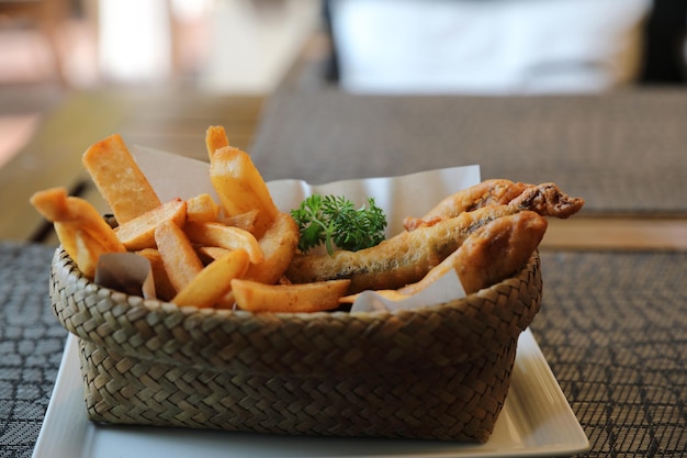 Fish and chips en gros plan sur fond de table en bois