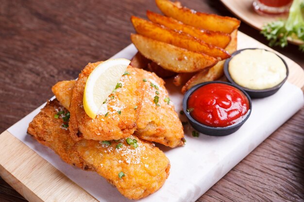 Fish and chips avec quartier de pommes de terre