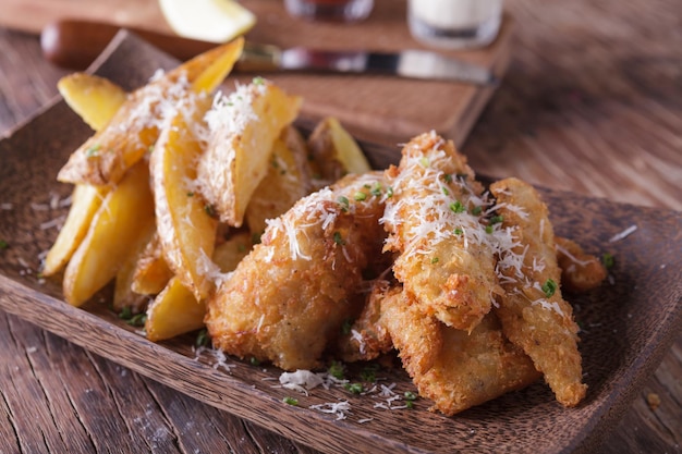 Fish and chips avec quartier de pommes de terre