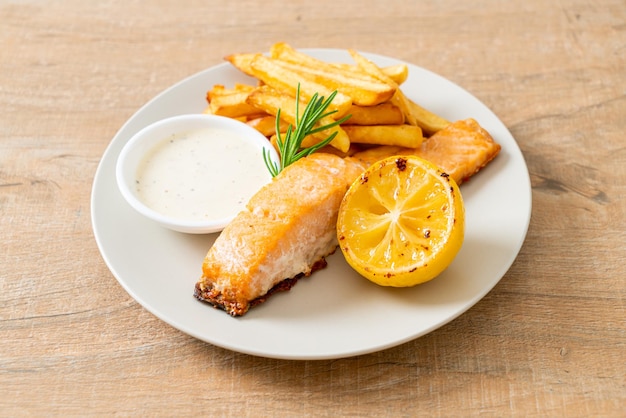 fish and chips de saumon frit au citron sur assiette