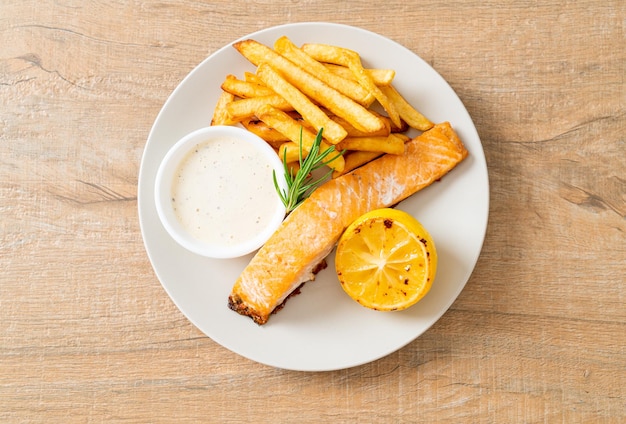 fish and chips de saumon frit au citron sur assiette