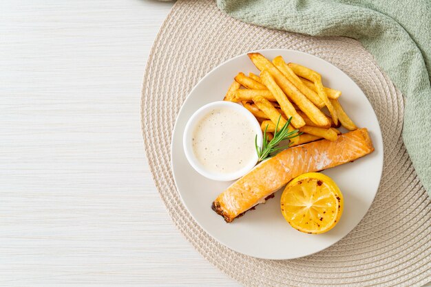 fish and chips de saumon frit au citron sur assiette