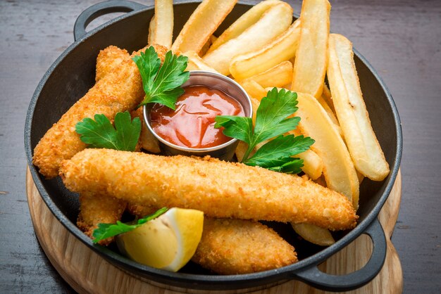 Fish and Chips sur une table en bois, une cuisine savoureuse.