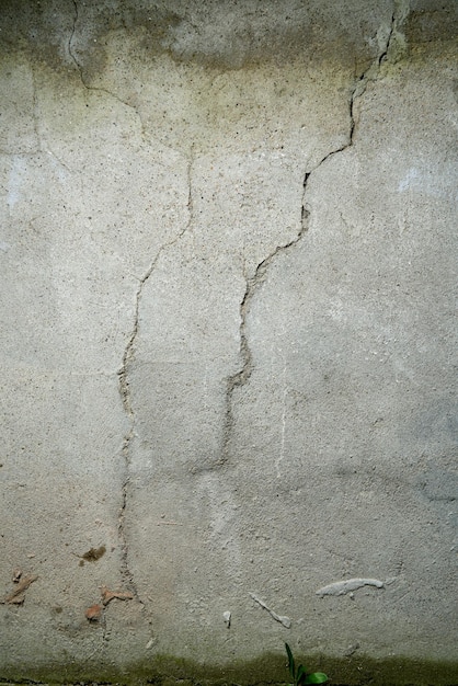 Une fissure dans un mur en béton est illustrée.