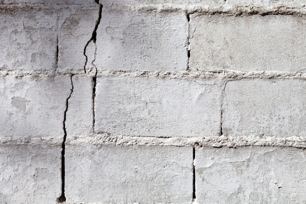 Fissure dans un mur blanc