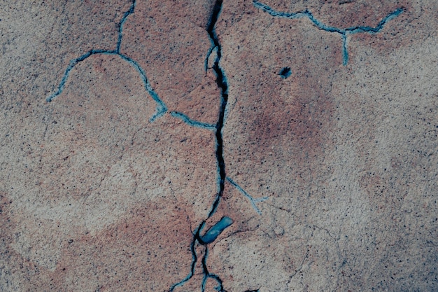 La fissure dans le mur ressemble à une rivière de l'espace dans le désert