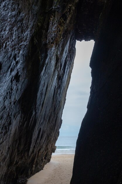 Fissure dans la roche d'où l'on peut voir la plage