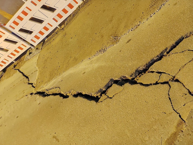Fissure dans le sol papier peint abstrait route endommagée vue rapprochée