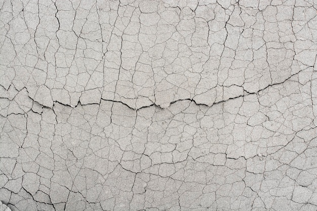 Fissures dans le mur de béton.