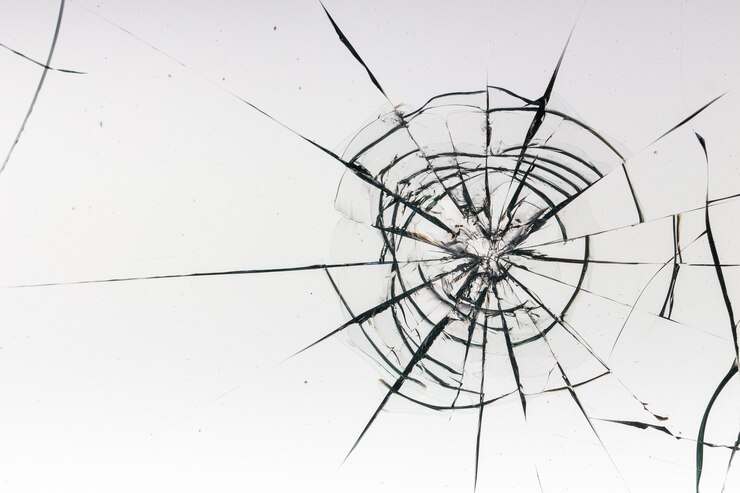 Photo fissures sur le verre sur une surface blanche
